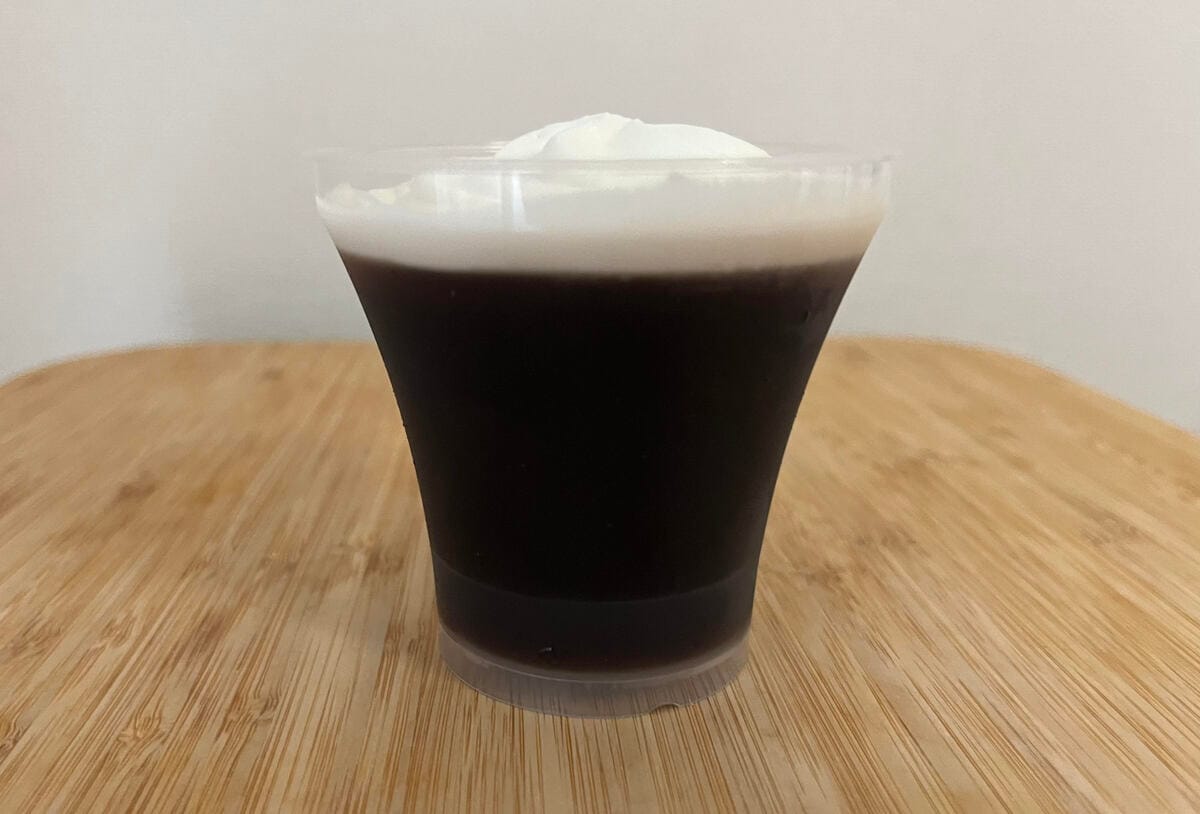 シンプルでさっぱりと食べられる！【セブン】ミルククリームと合わせて食べる珈琲ゼリーが登場