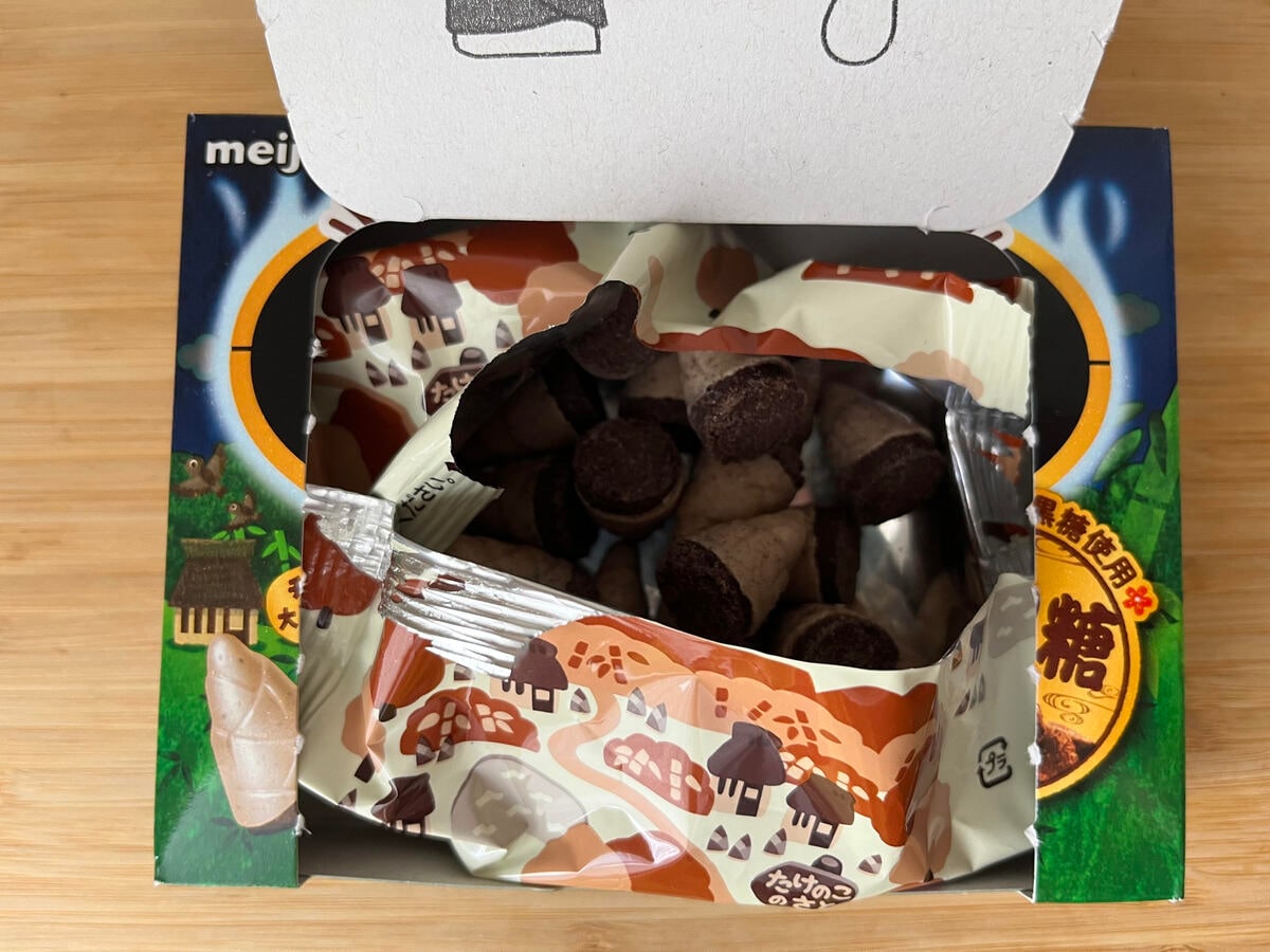黒糖の香り際立つ!【明治】ホワイトチョコを使用!たけのこの里の新商品が登場