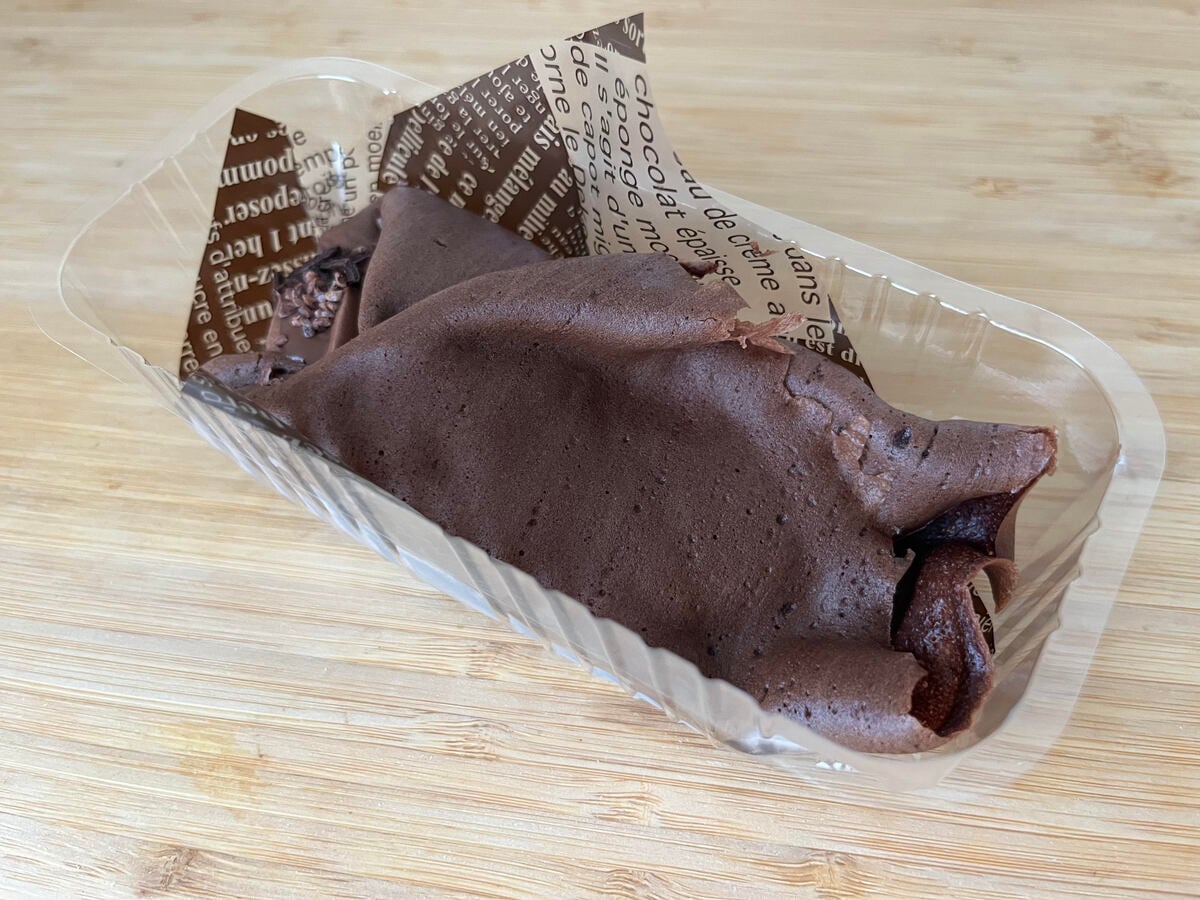 濃厚で甘さ控えめ！【ローソン】GODIVAコラボのショコラクレープが登場