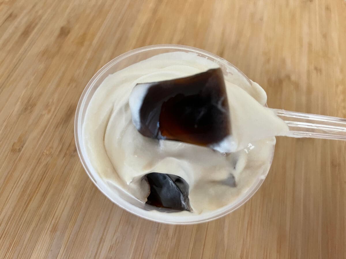 シンプルでさっぱりと食べられる!【セブン】ミルククリームと合わせて食べる珈琲ゼリーが登場