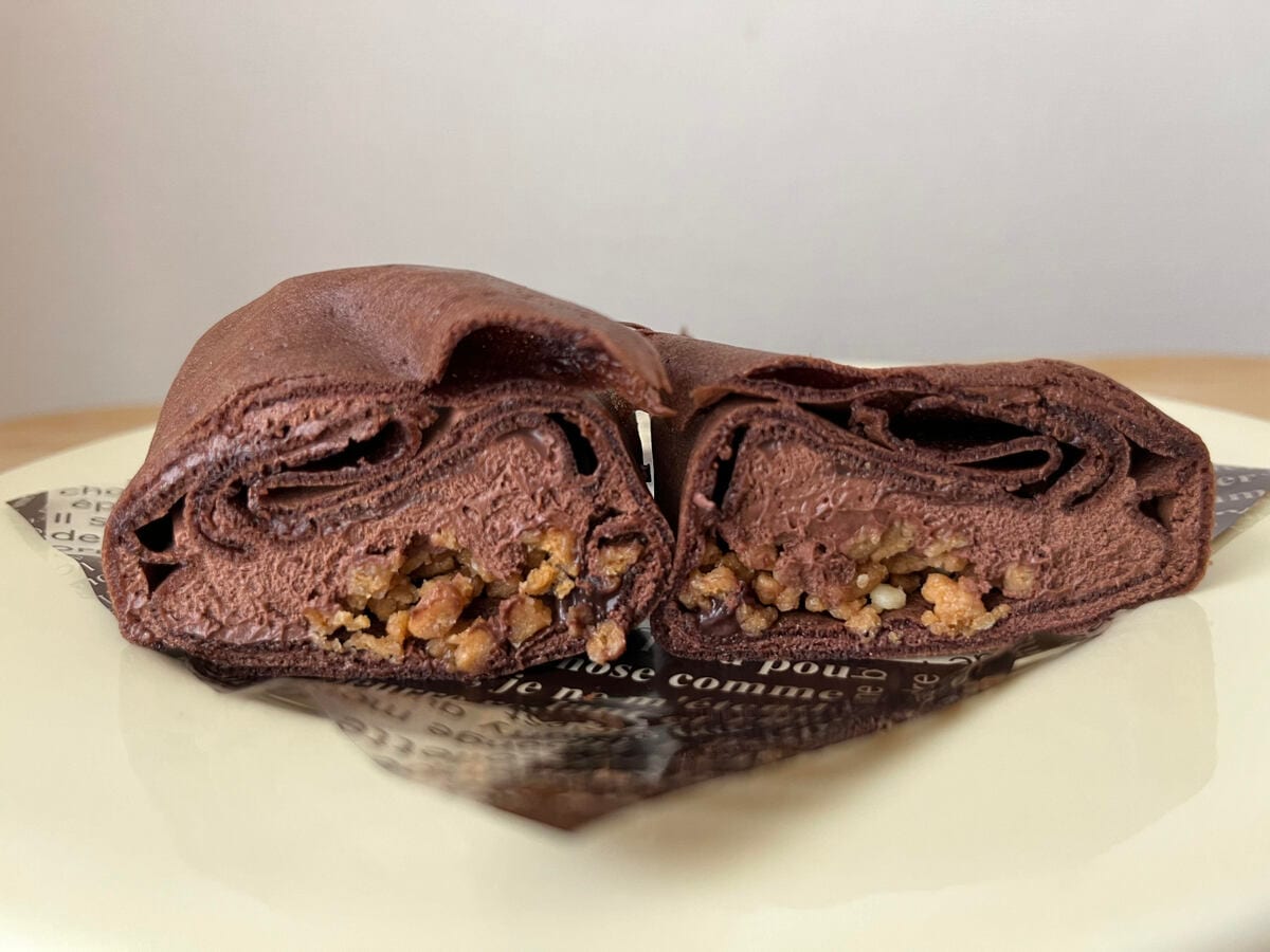 濃厚で甘さ控えめ!【ローソン】GODIVAコラボのショコラクレープが登場