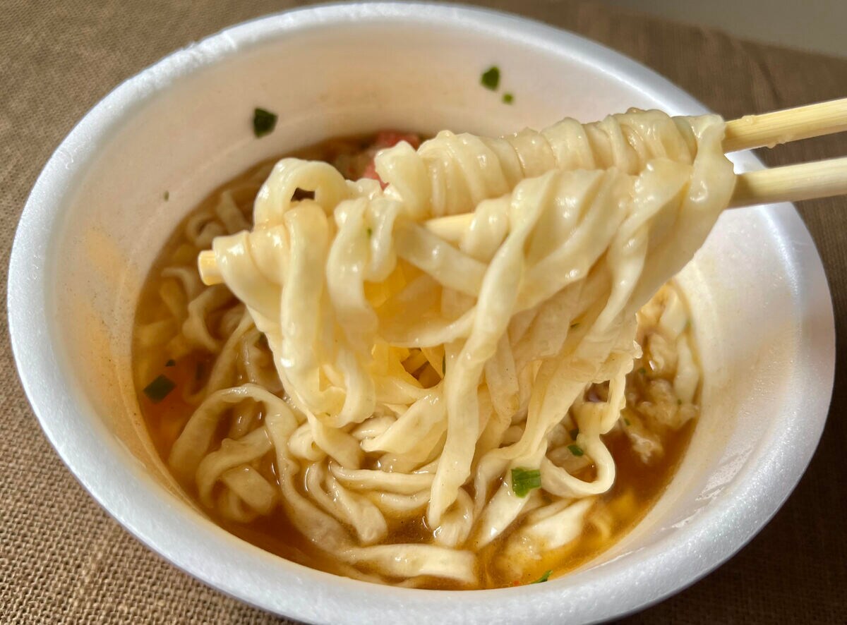 玉ねぎの甘みが際立つ!【日清】大きなかき揚げがのったどん兵衛の新商品が登場