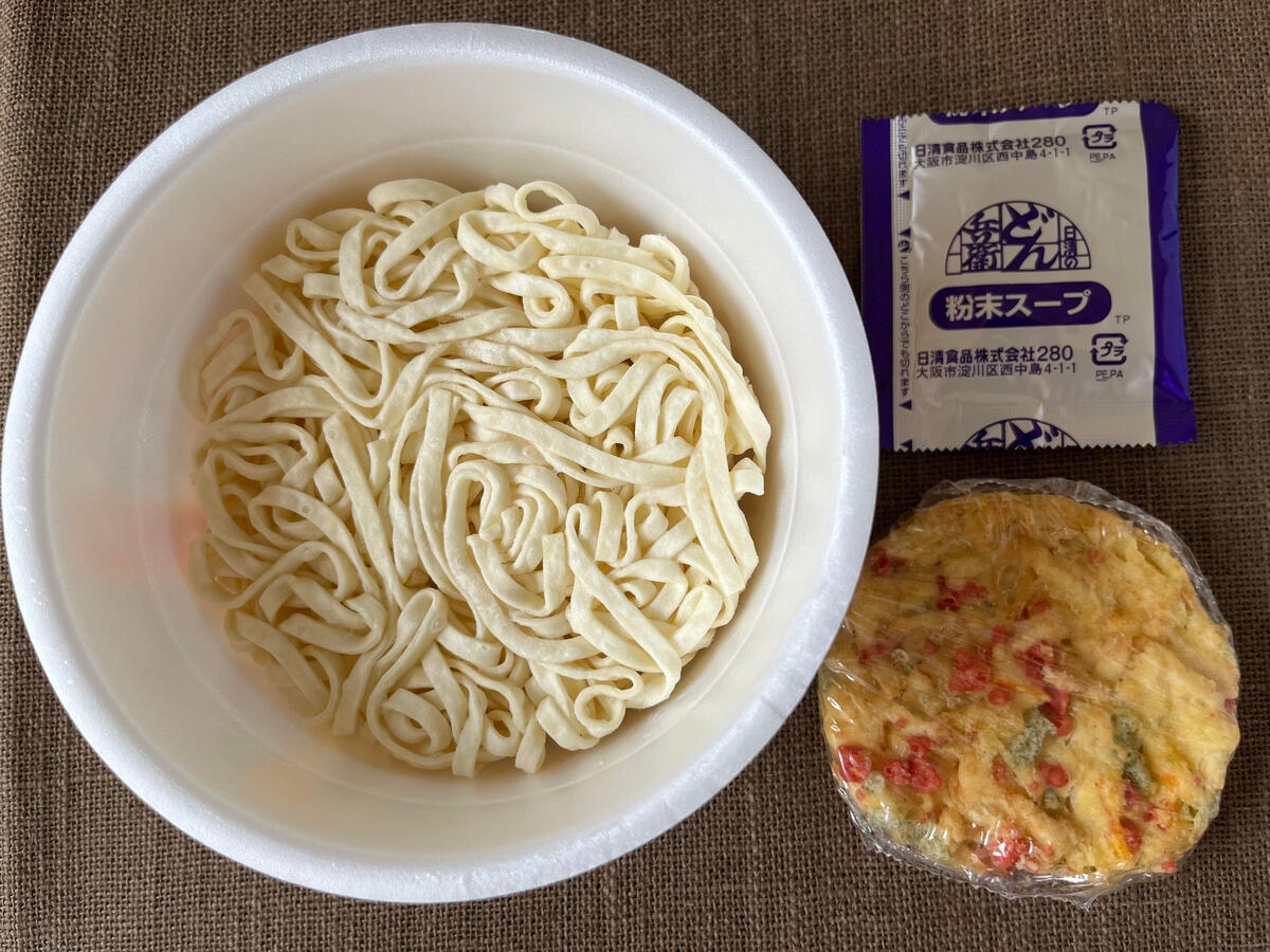 玉ねぎの甘みが際立つ!【日清】大きなかき揚げがのったどん兵衛の新商品が登場