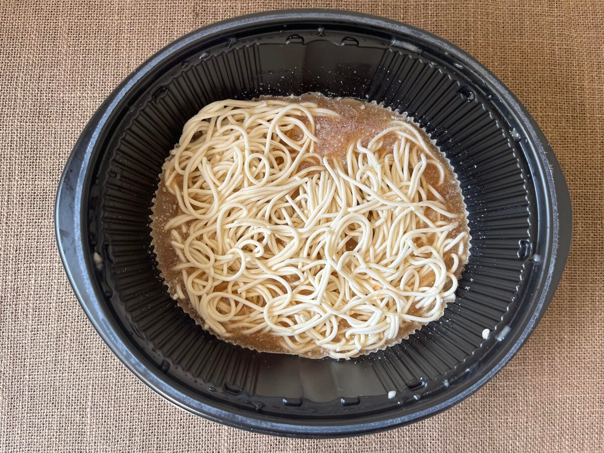 にんにく好き必見!【セブン】麺の食感最高!天外天の冷凍豚骨ラーメンが登場