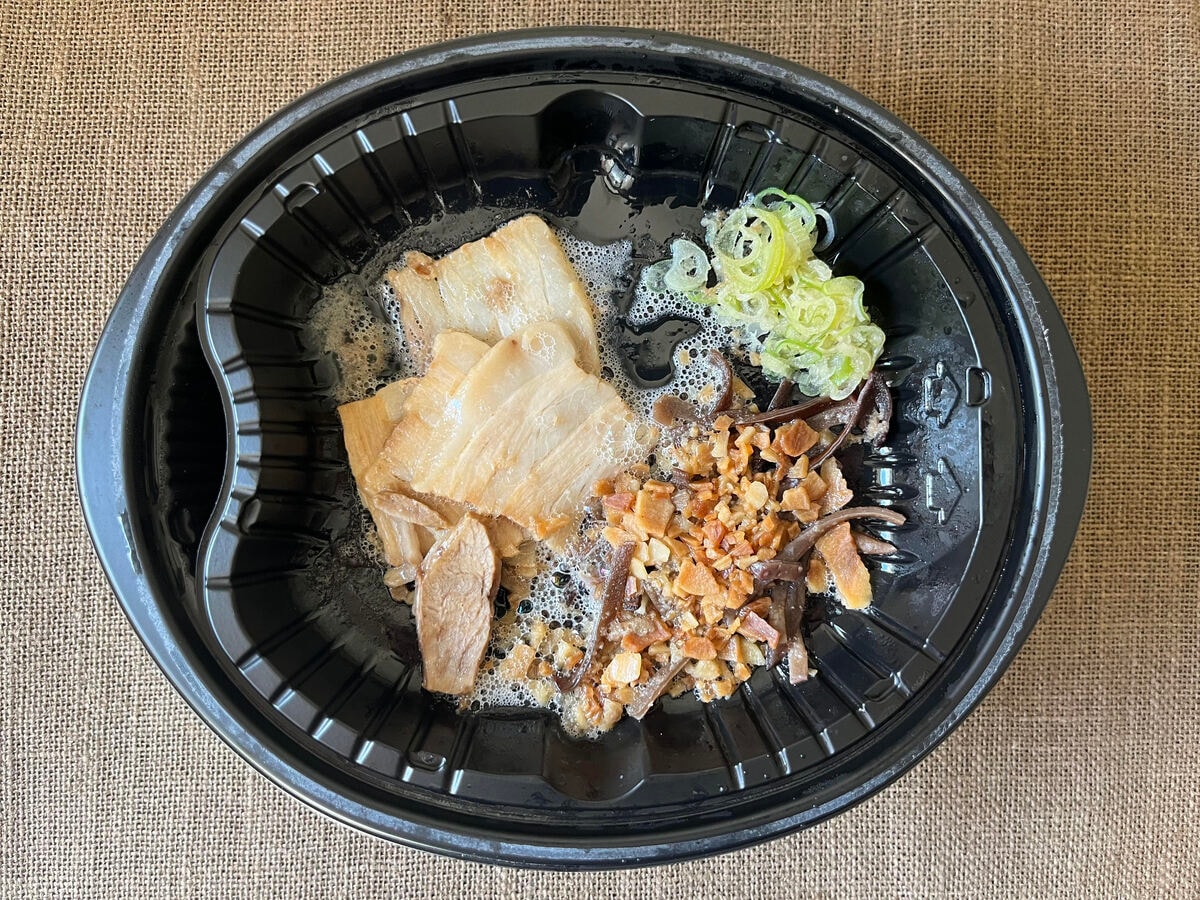 にんにく好き必見!【セブン】麺の食感最高!天外天の冷凍豚骨ラーメンが登場