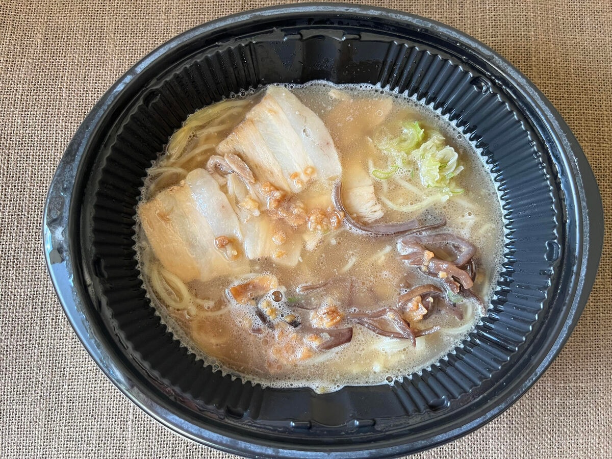 にんにく好き必見!【セブン】麺の食感最高!天外天の冷凍豚骨ラーメンが登場