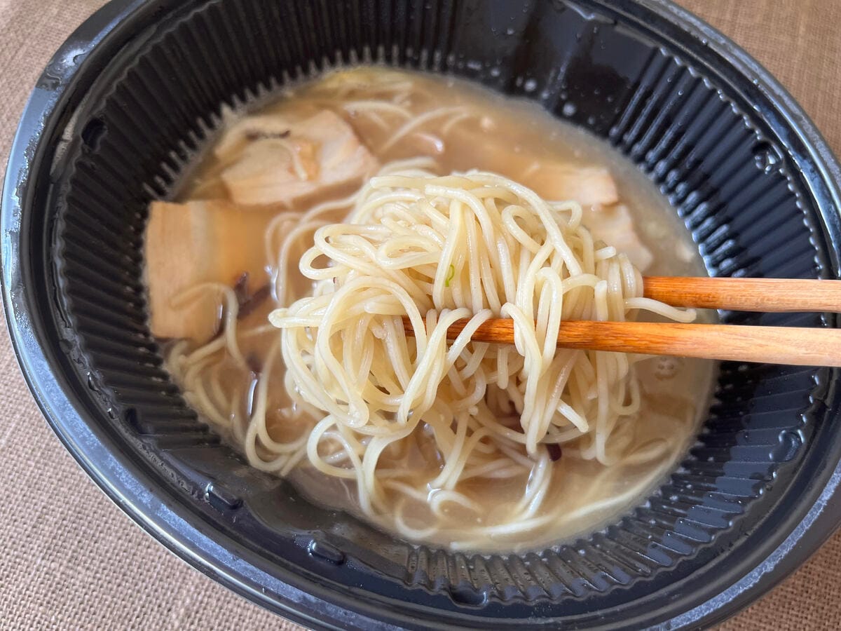 にんにく好き必見!【セブン】麺の食感最高!天外天の冷凍豚骨ラーメンが登場