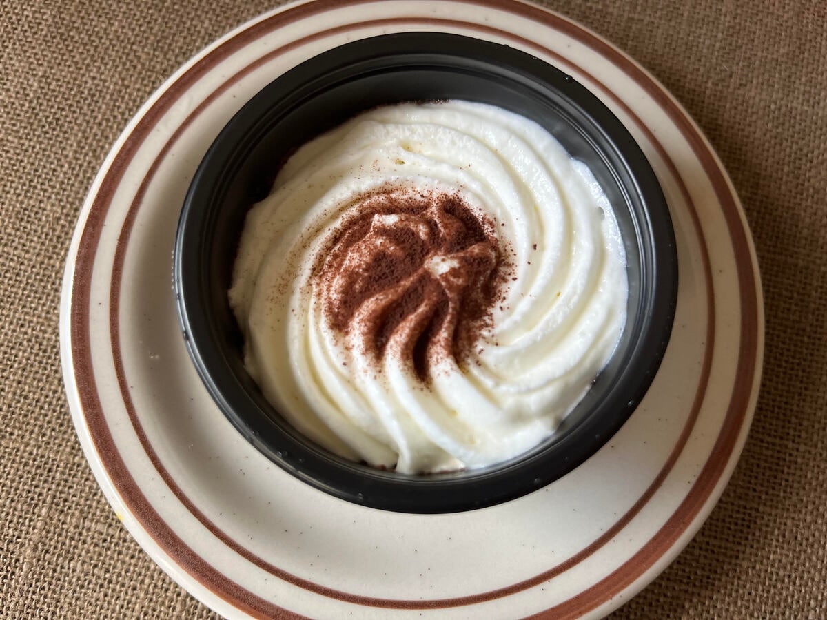 ペロリと完食!【ファミマ】軽くて食べやすいほろふわクリームショコラが登場