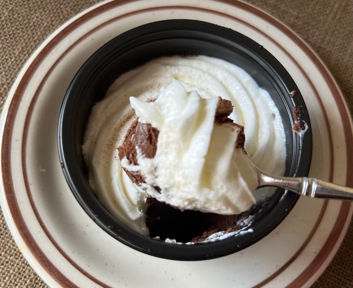 ペロリと完食!【ファミマ】軽くて食べやすいほろふわクリームショコラが登場