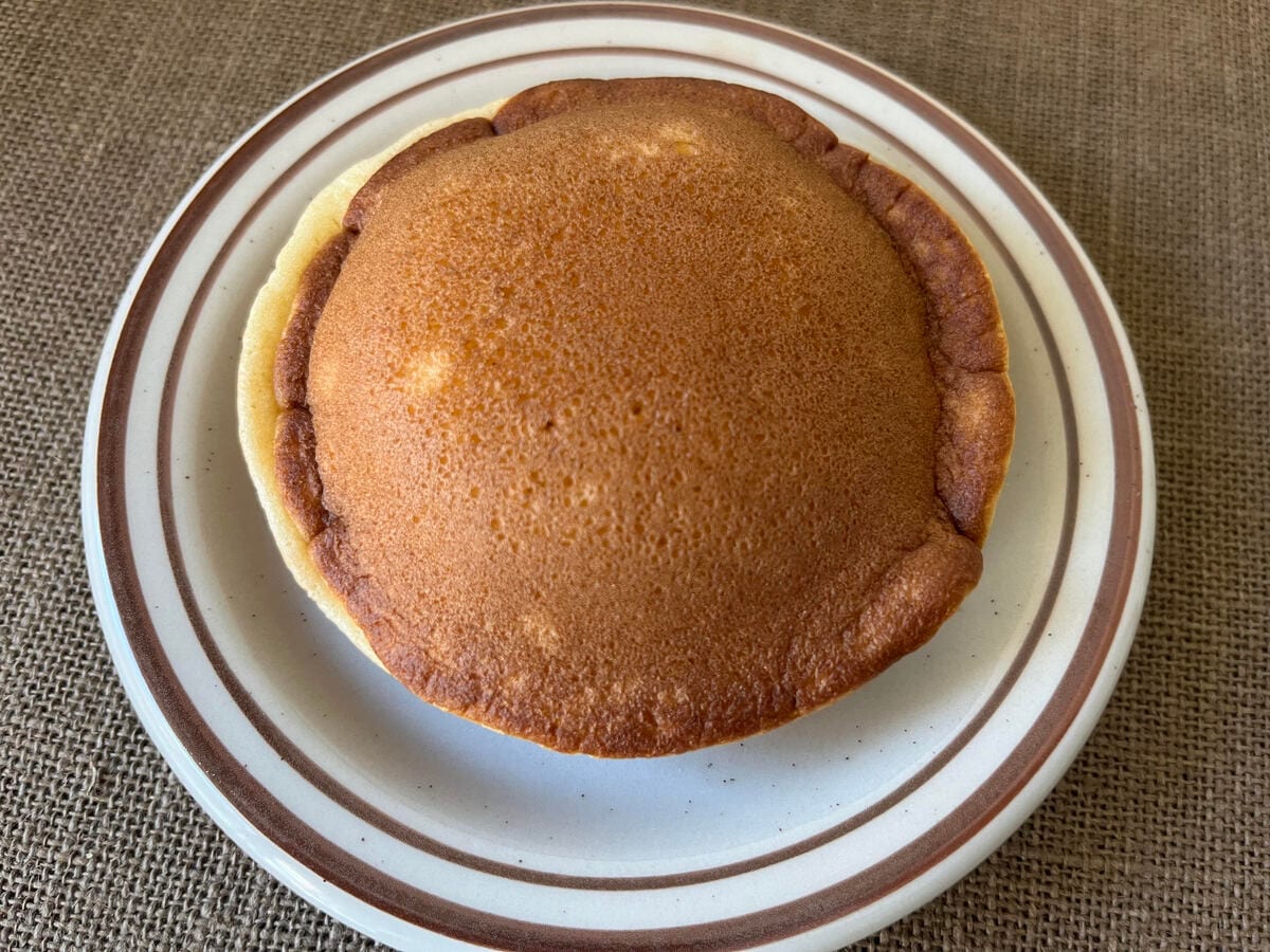 もちもちの生地！【ローソン】ホイップクリームとあんこが入ったどら焼きが登場