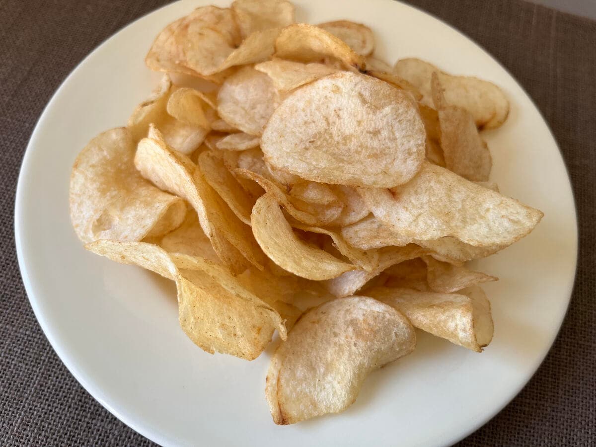 お酒のおつまみに！【カルビー】醤油の旨みが際立つ焼きおにぎり味のポテチが登場