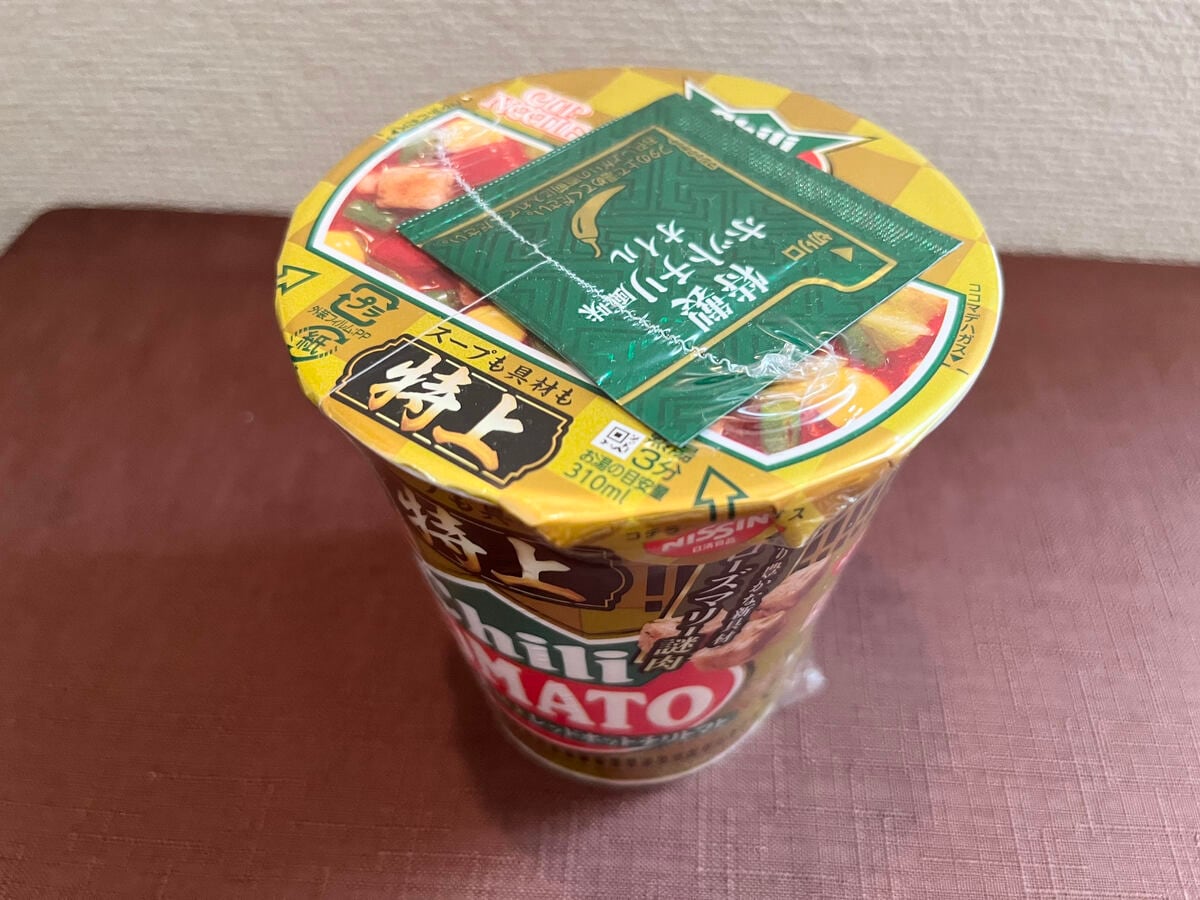 ピリ辛で美味しい【日清】ハーブを使用した謎肉が特徴!特上チリトマトヌードルが登場