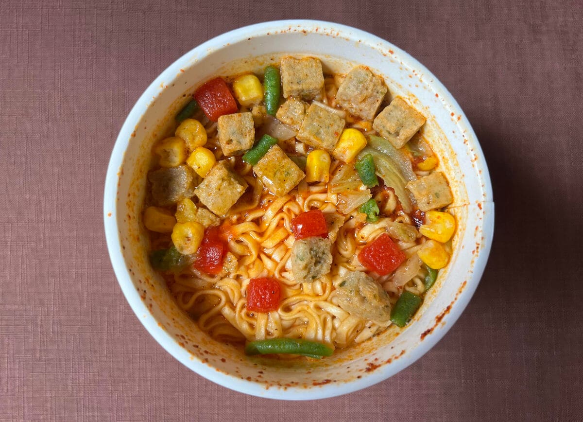 ピリ辛で美味しい【日清】ハーブを使用した謎肉が特徴!特上チリトマトヌードルが登場