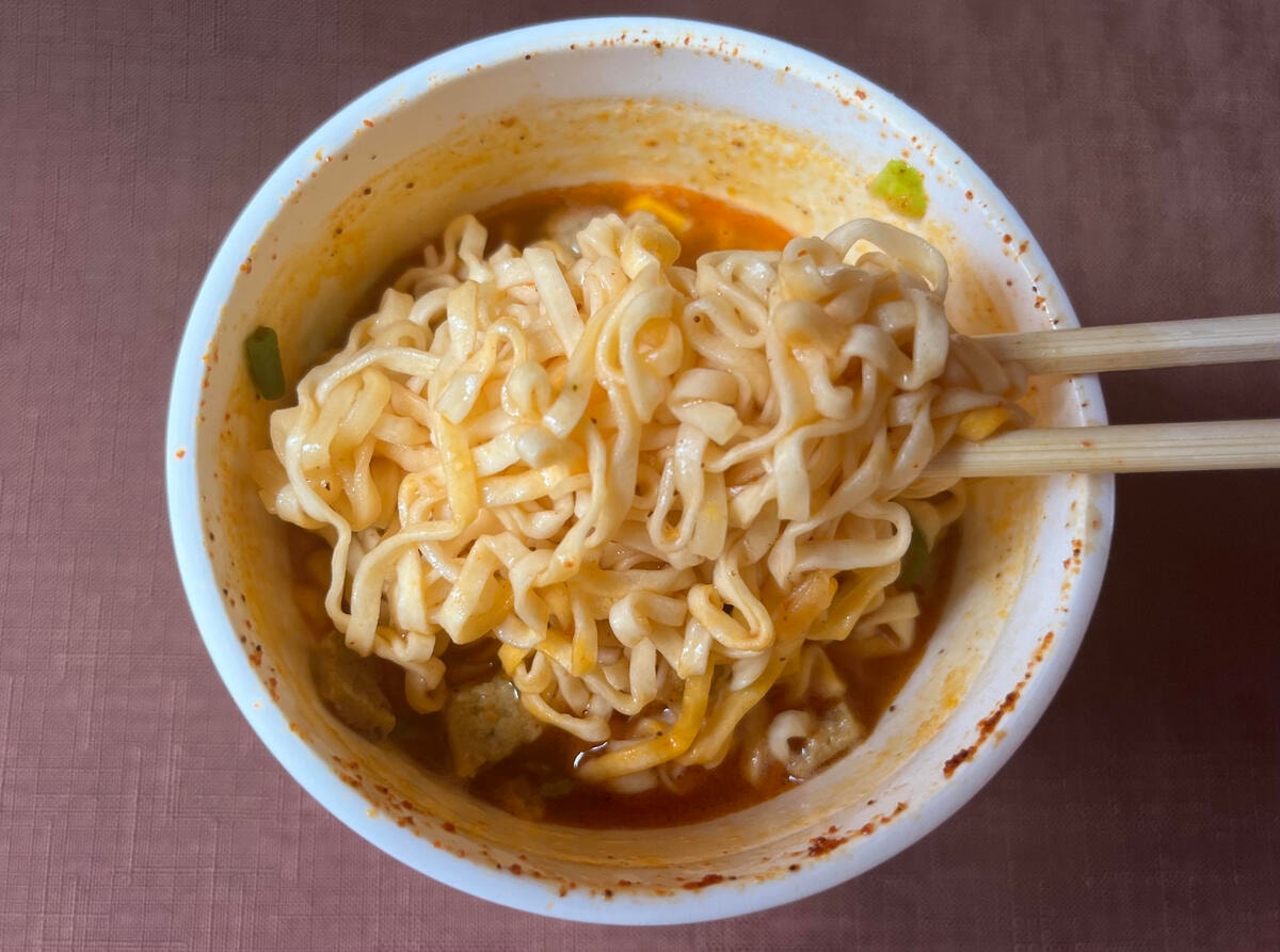 ピリ辛で美味しい【日清】ハーブを使用した謎肉が特徴!特上チリトマトヌードルが登場