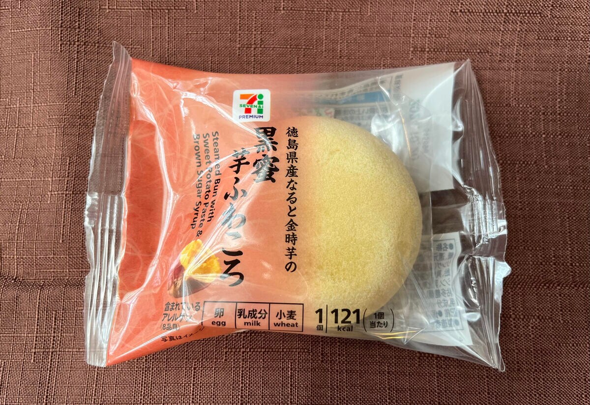 おやつにピッタリ!【セブン】ふわっとした生地に黒蜜と芋餡が入ったスイーツが登場!