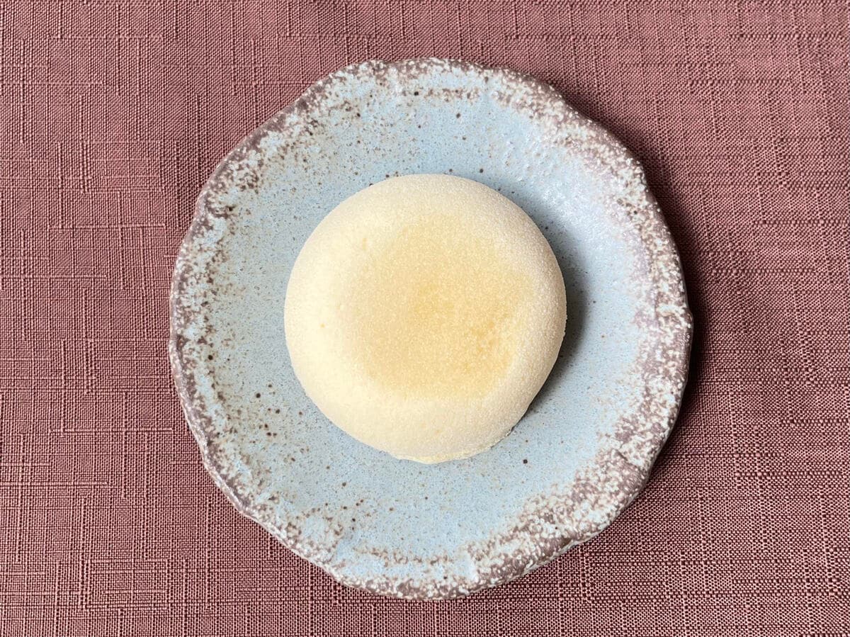 おやつにピッタリ!【セブン】ふわっとした生地に黒蜜と芋餡が入ったスイーツが登場!