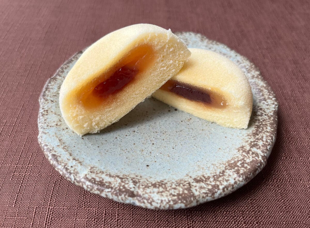 おやつにピッタリ!【セブン】ふわっとした生地に黒蜜と芋餡が入ったスイーツが登場!