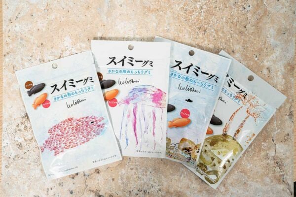 【ファミマ】絵本「スイミー」を再現できるグミ発売！ 魚のかたち“黒色”1つ入り、ほかは全部“赤色”