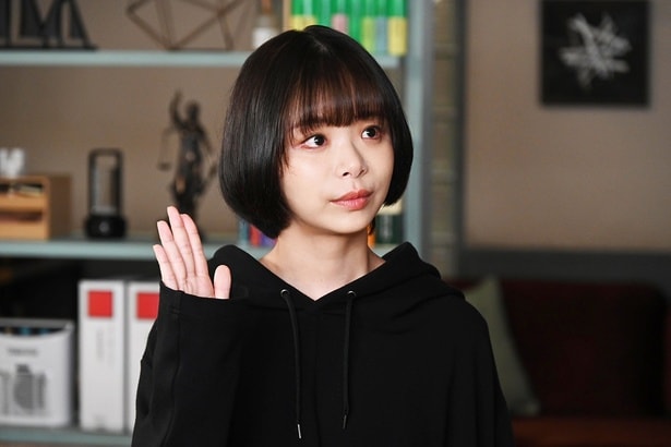 型破りな“モンスター弁護士”・趣里“亮子”がゲームのように法廷闘争に立ち向かう＜モンスター＞