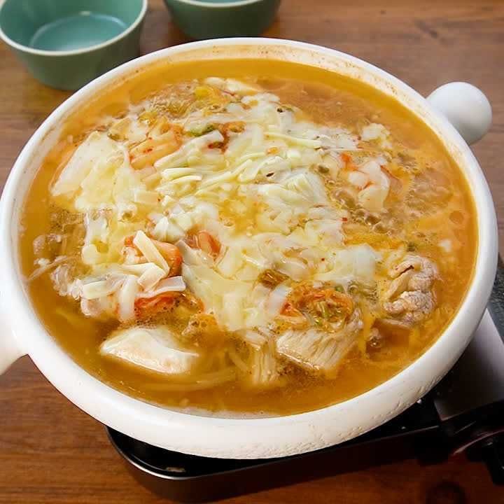 次々入れて煮るだけ！キムチーズ豆腐鍋