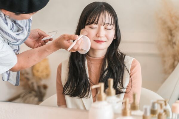 【1998年生まれ】意外な《女性タレント3人》が同い年…？ 「人気芸能人」ランキングを発表