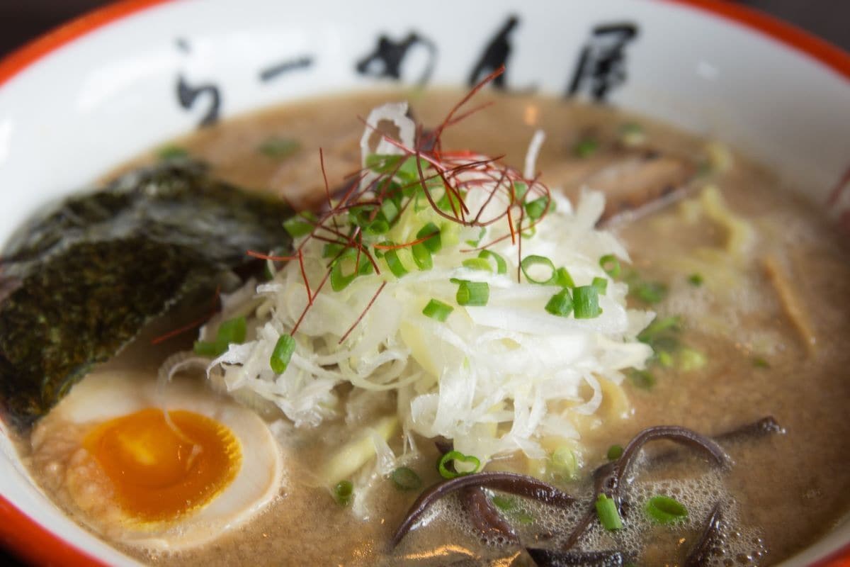 ラーメン屋の駐車場で妻が突然吐いた！ 思い出のラーメンを美味しそうに食べていたが……すると店主が咄嗟の対応