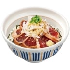 なか卯「オニオンガーリックかつおたたき丼」10月9日発売、表面を直火で炙ったかつおの上に玉ねぎを盛り付け、にんにくダレを使用、シンプルな「かつおたたき丼」も販売