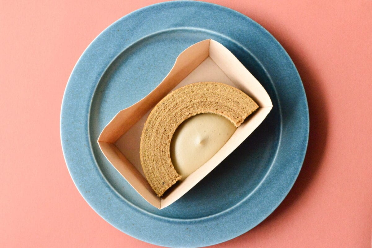 さっぱりとした味わいで朝食にもOK!【ローソン】ほうじ茶バウムケーキ