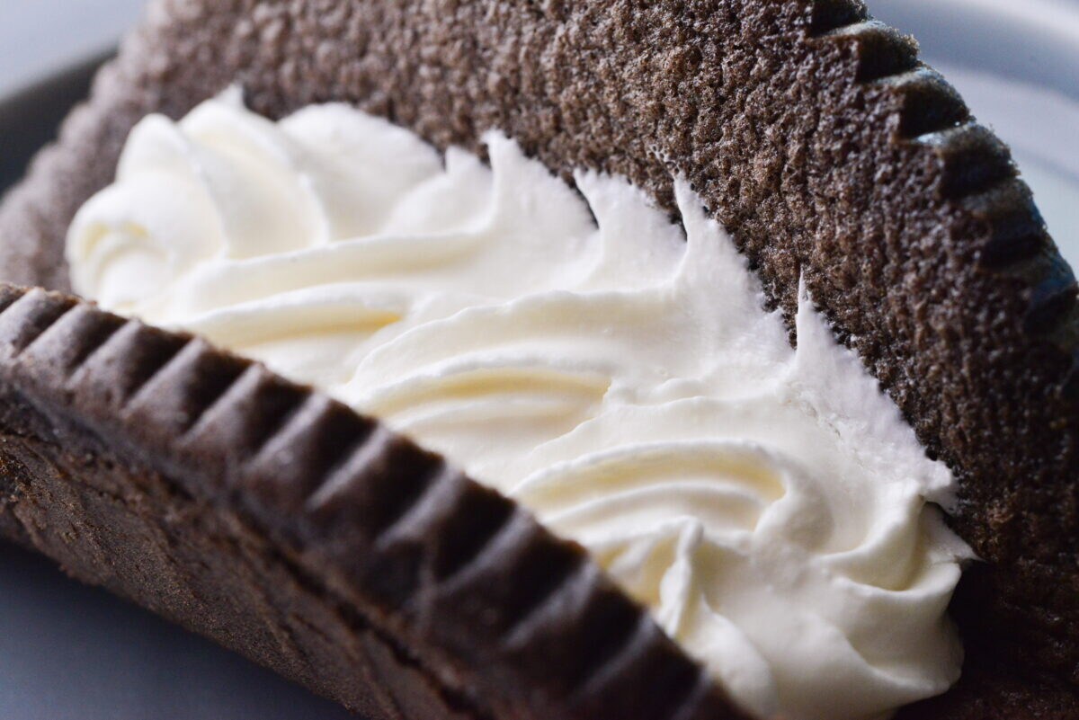 ふわふわ生地で程よい甘さの黒いオムレット【セブン】こわかわハロウィン