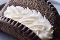 ふわふわ生地で程よい甘さの黒いオムレット【セブン】こわかわハロウィン