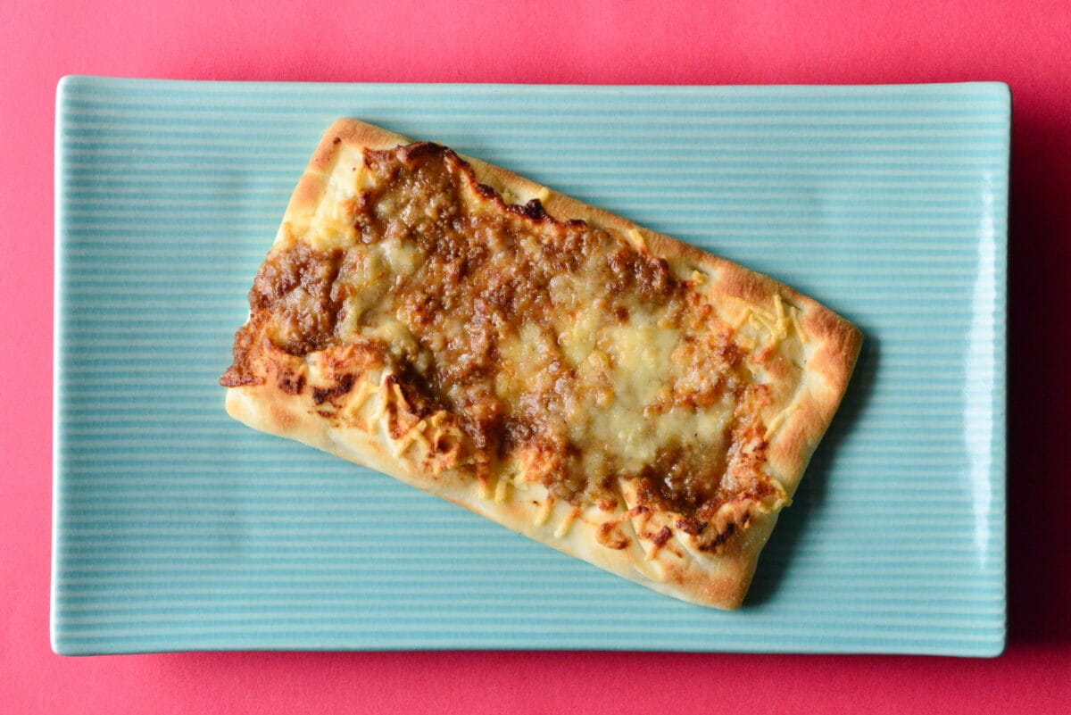 片手でおいしい!満足!【ミスド】人気のピザッタ新作は台湾風ルーロー