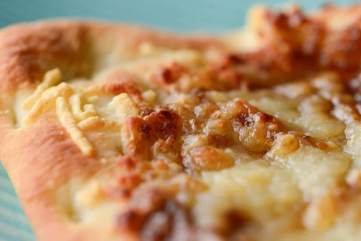 片手でおいしい!満足!【ミスド】人気のピザッタ新作は台湾風ルーロー