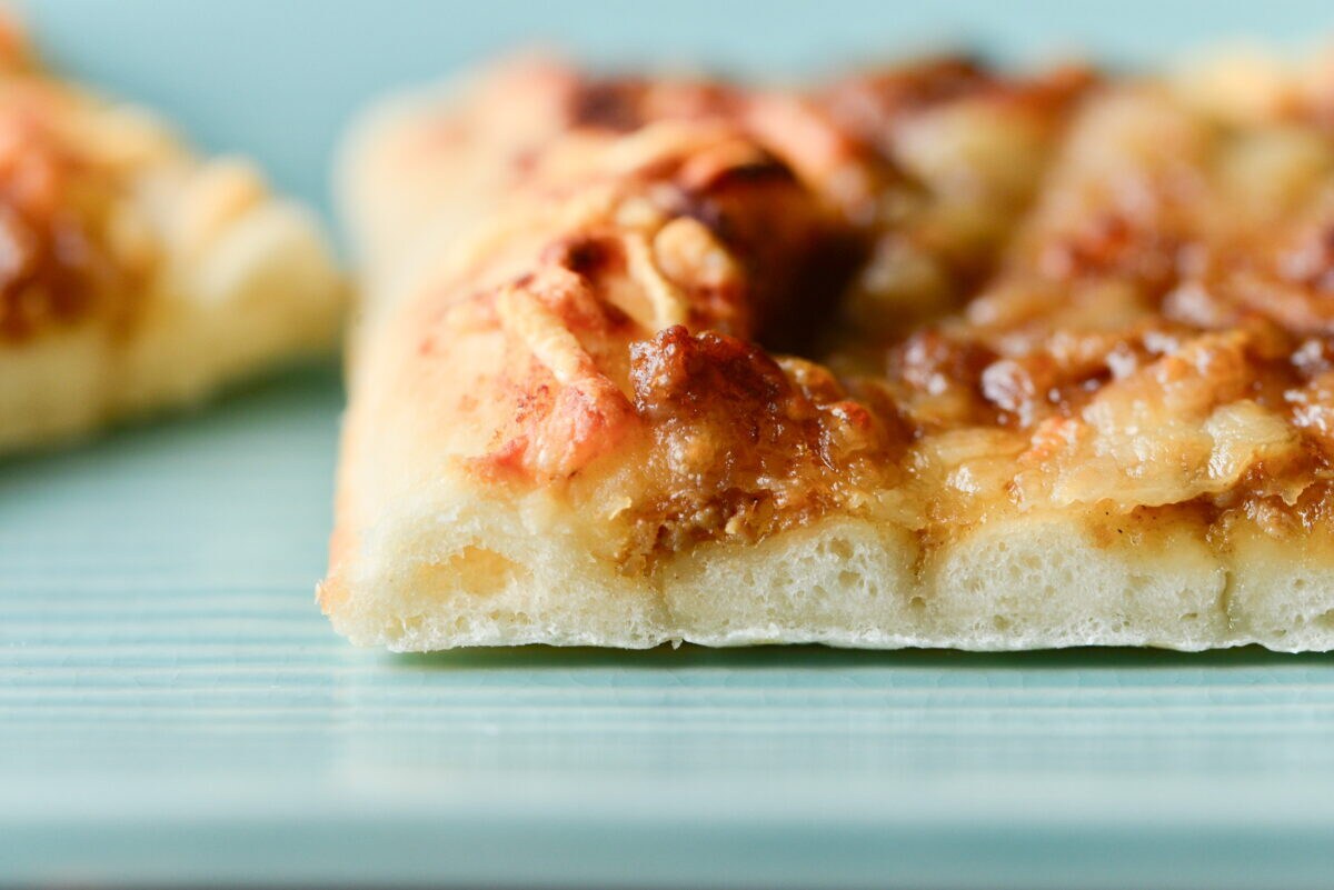 片手でおいしい!満足!【ミスド】人気のピザッタ新作は台湾風ルーロー