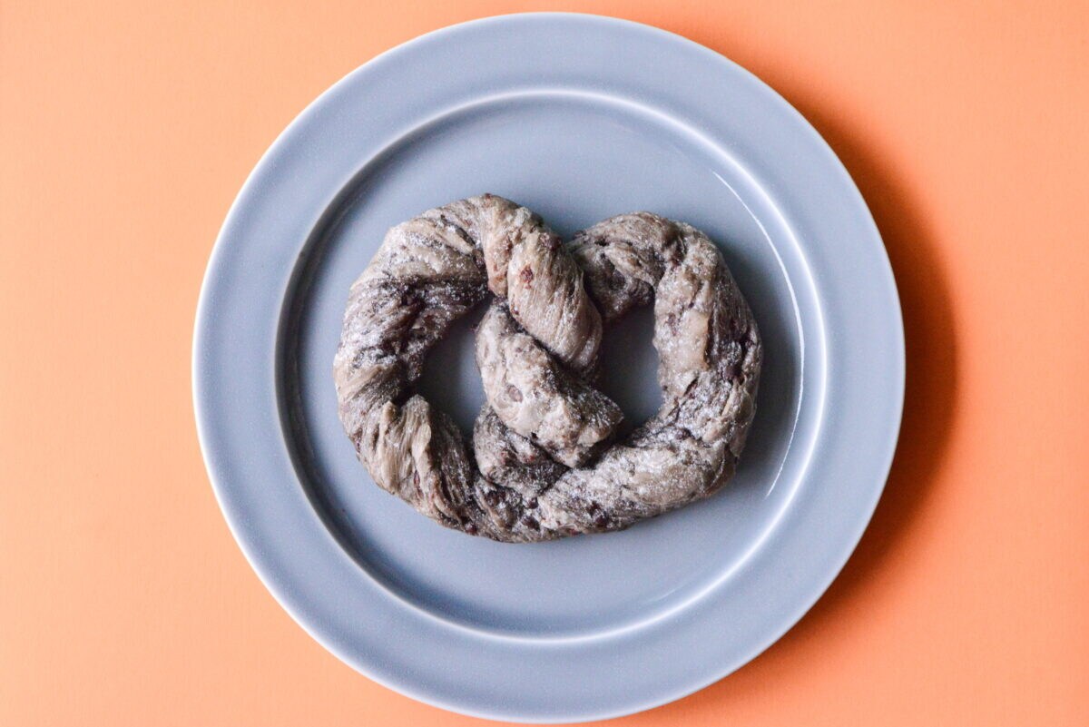 焼くのもおすすめ【セブン】ビターチョコに満たされるチョコプレッツェル