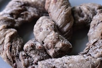 焼くのもおすすめ【セブン】ビターチョコに満たされるチョコプレッツェル