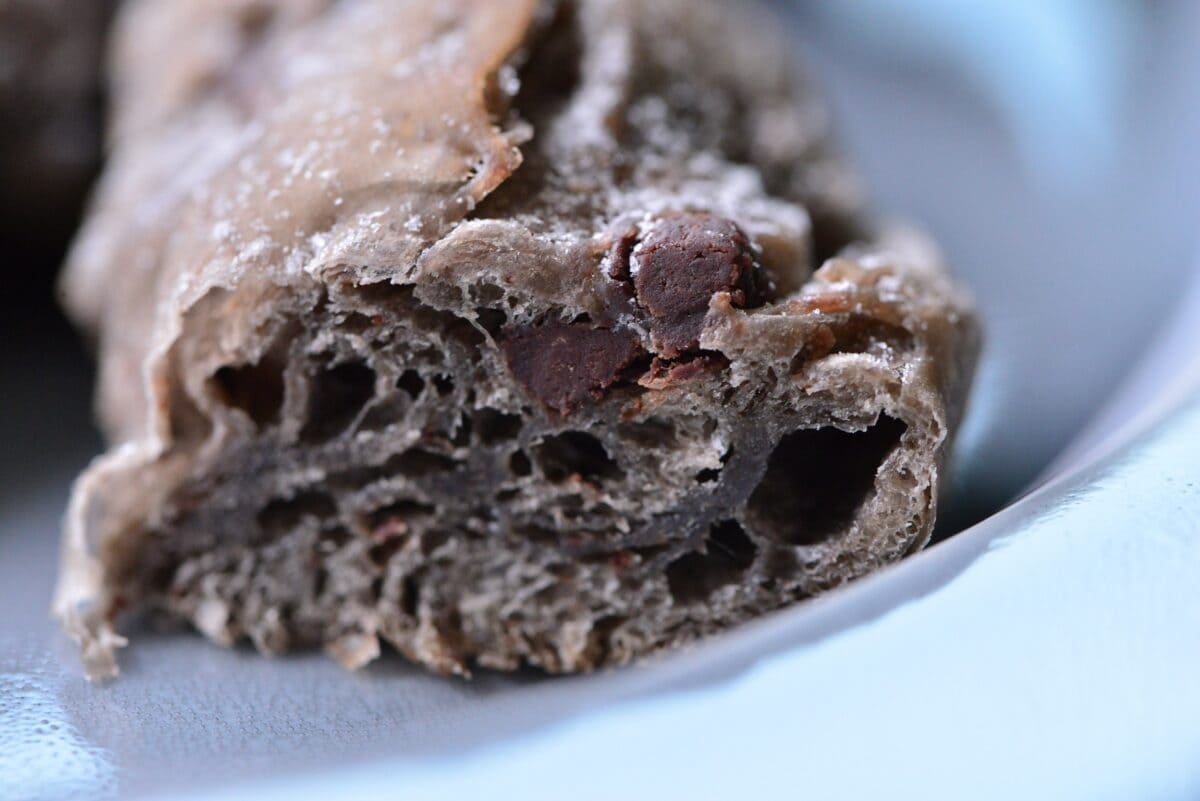 焼くのもおすすめ【セブン】ビターチョコに満たされるチョコプレッツェル