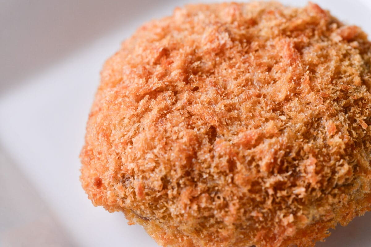 SNSで話題!濃厚でめちゃうまい【ファミマ】とろ~りチーズメンチカツ