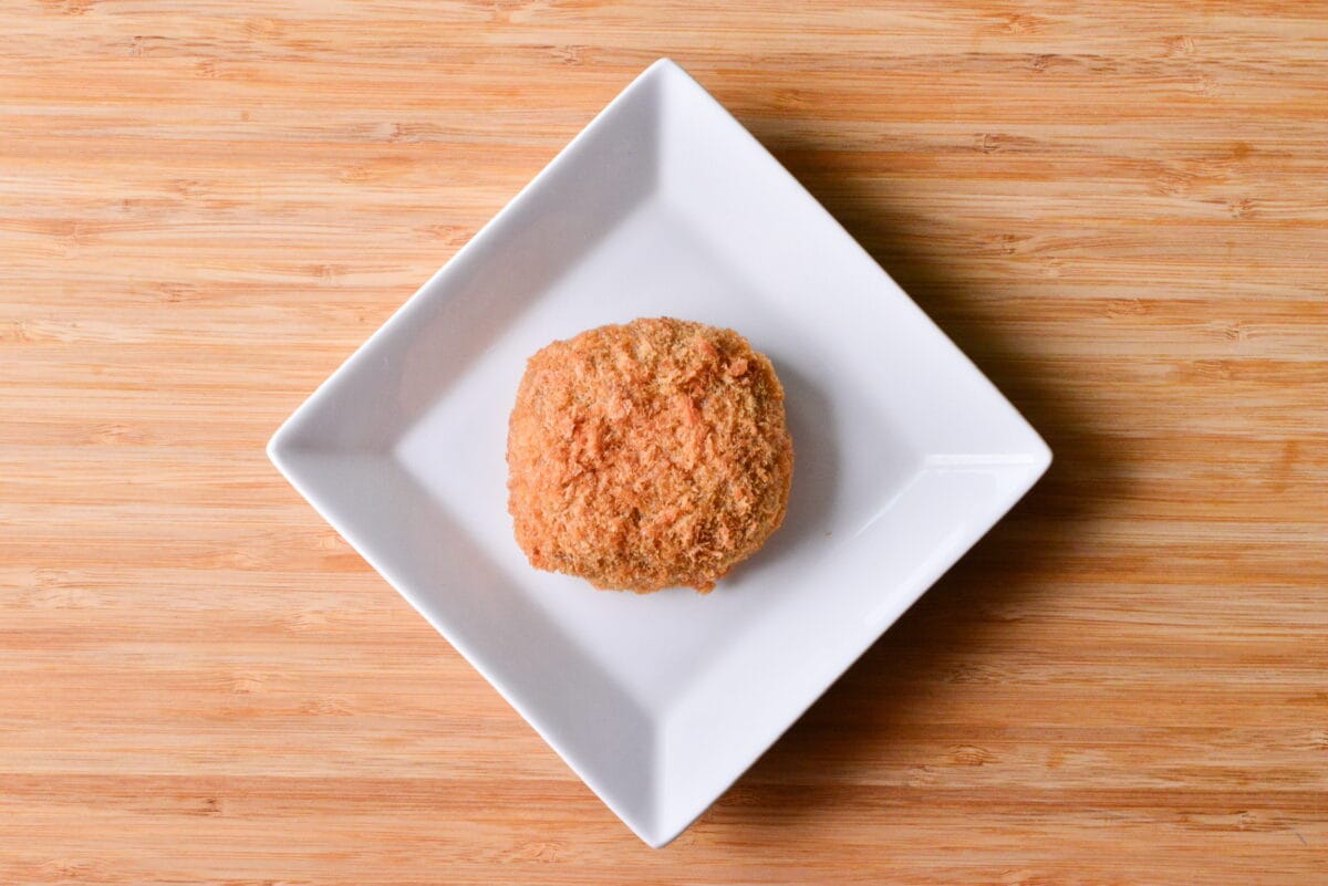 SNSで話題!濃厚でめちゃうまい【ファミマ】とろ~りチーズメンチカツ