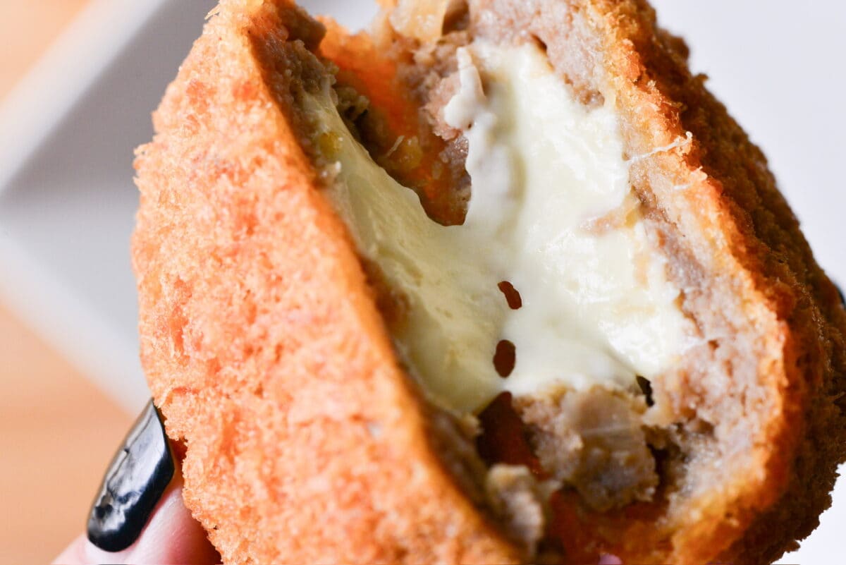 SNSで話題!濃厚でめちゃうまい【ファミマ】とろ~りチーズメンチカツ