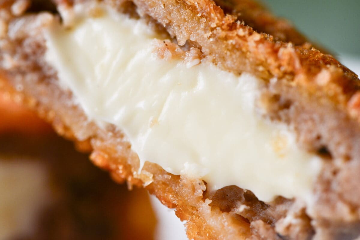 SNSで話題!濃厚でめちゃうまい【ファミマ】とろ~りチーズメンチカツ