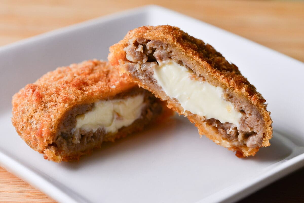 SNSで話題!濃厚でめちゃうまい【ファミマ】とろ~りチーズメンチカツ