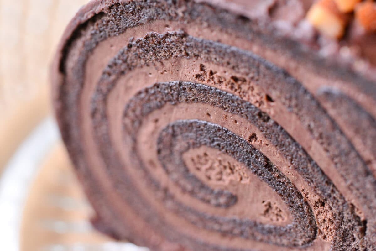 300円と思えないほどの高級感&濃厚さ【ファミマ】新作ショコラロール