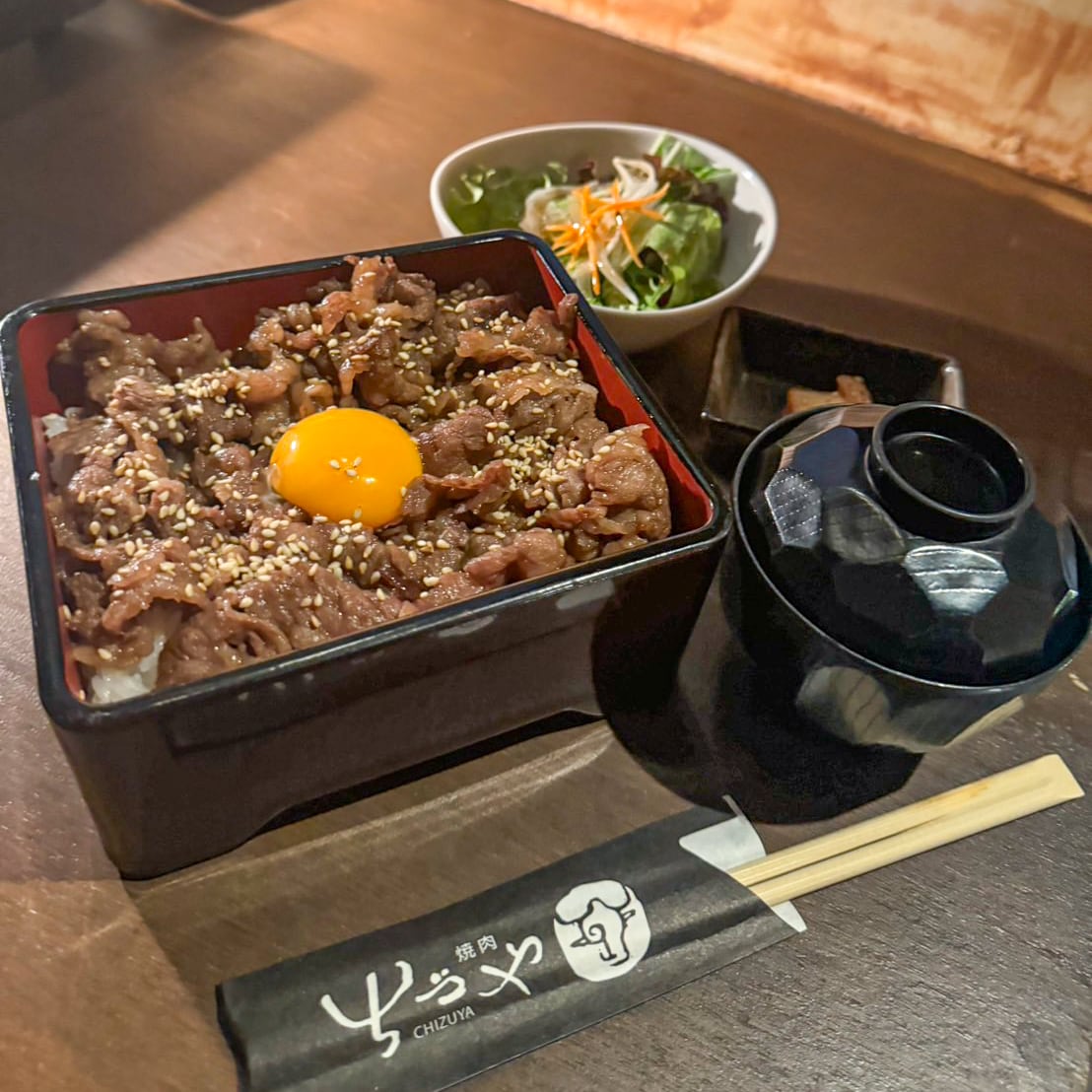 コスパ最高の焼肉ランチ！厳選されたブランド牛をたっぷり使った焼肉重で満腹！｜倉吉市