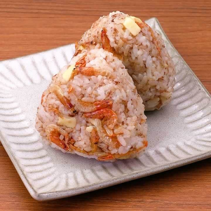 簡単にできる♪桜えびとチーズのおかかおにぎり