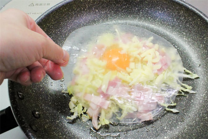 【生地不要】え、粉の代わりに“ライスペーパーでお好み焼き”だって!?具材をサンドして焼き上げるだけ♪