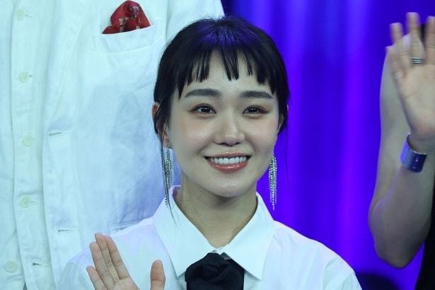 奈緒、頭に氷嚢をのせチラ見する“お茶目ショット”に「ほっこーかわいい！」＜あのクズを殴ってやりたいんだ＞