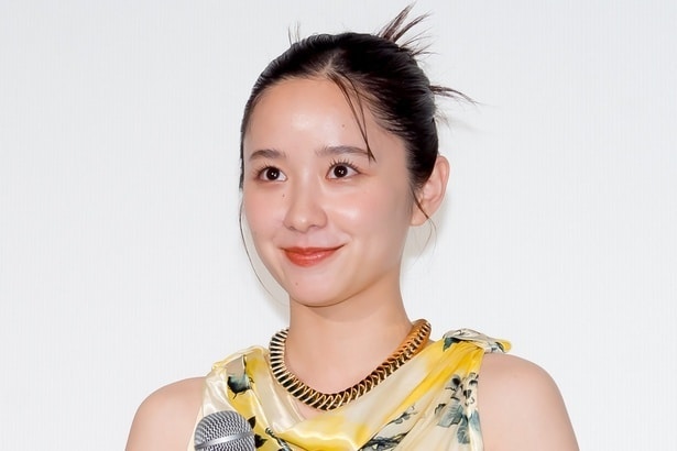 堀田真由、満面笑顔のダブルピースショットに「ありえないくらいかわいい笑顔」の声＜若草物語＞