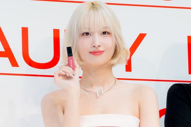 TWICE・MOMO、金髪ボブ×“飴ちゃん”リップメークで登場　