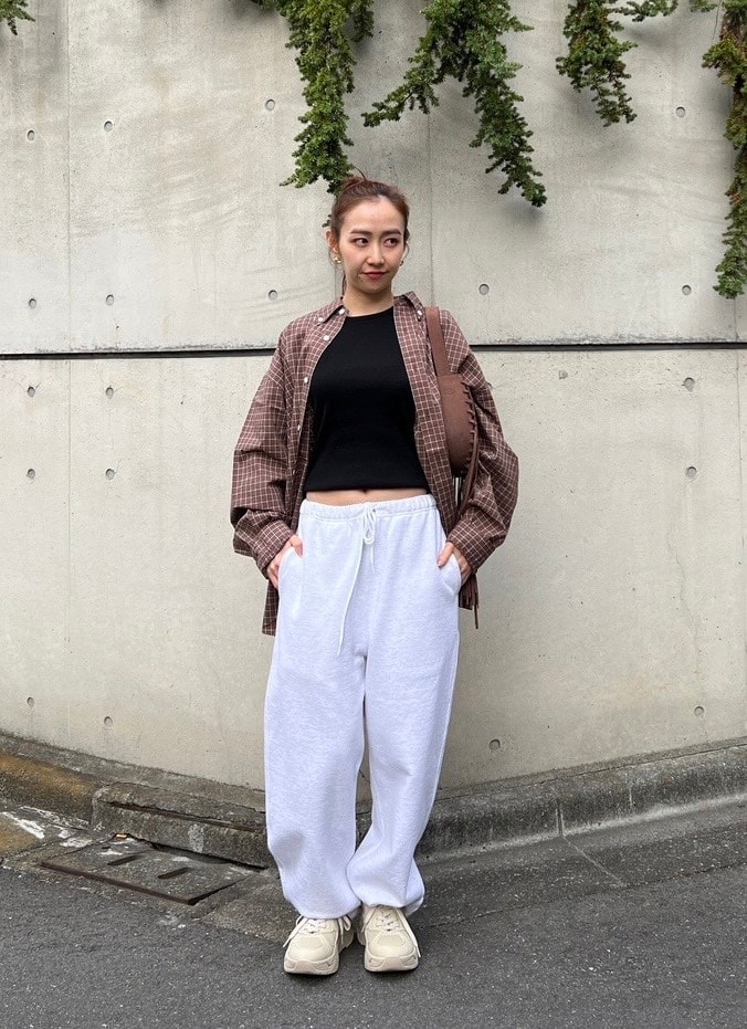 こなれ感の出るベージュスニーカーがカギ【365 DAYS SNAP】UNITED ARROWS 馬場千久沙さんの私服スタイル