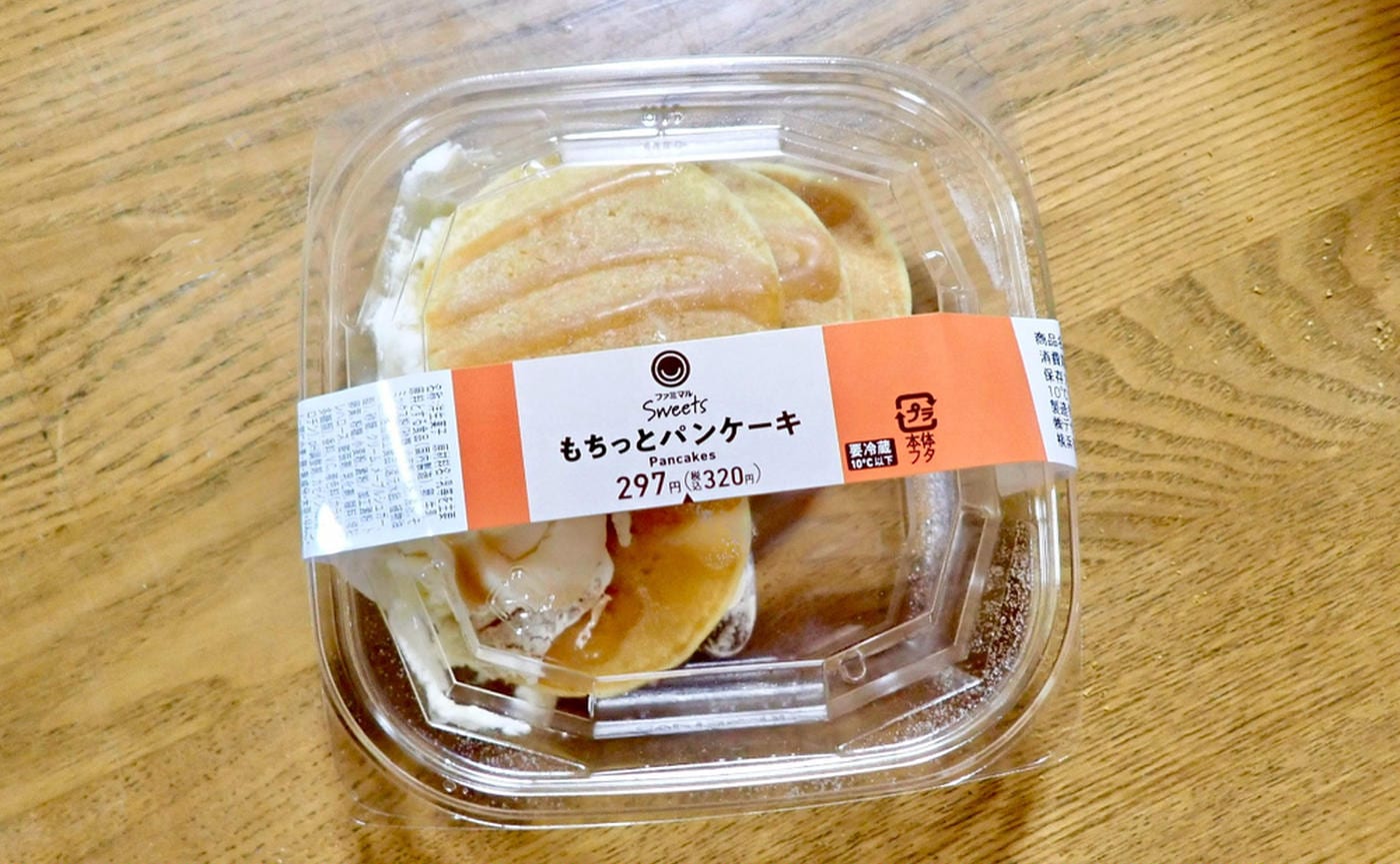 たっぷりクリームにもっちり生地♪ファミマ「もちっとパンケーキ」粉砂糖とメープルシロップもたまらん～♪